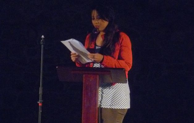  Magdalena Camargo lee sus versos durante la velada.  /  Foto Rosalina Orocú Mojica.