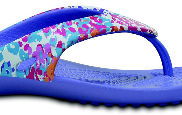 Crocs: El estilo de sandalias flip flops son de las preferidas de las chicas, son prácticas y caben en cualquier sitio de la maleta. Junto con el vestido de baño son los básicos de la playa.