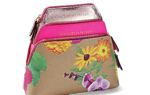 Victoria’s Secret: El juego de tres cosmetiqueras en estampado floral llevarán tu maquillaje y perfumes esenciales para un retoque 'on the go'.
