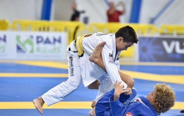 Diego Goldner (azul) en acción. / Foto Cortesía