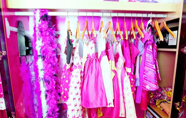 Hay vestidos, zapatos y accesorios en la habitación. Hay vestidos, zapatos y accesorios en la habitación.