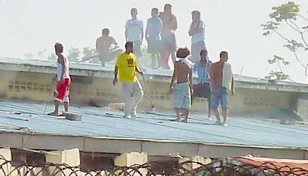 Detenidos se refugiaron en el techo para evitar ataques de otros.