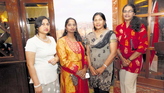 Anuradha Kumar, Hema Ganesh, Usha Shakya y Sujana Selvam.