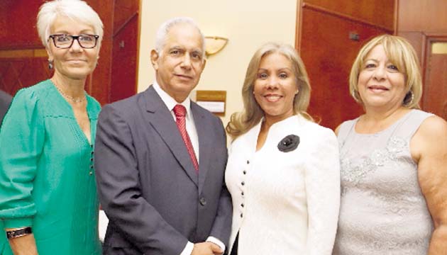 Ana de Herrero, Julio Abrahams, Lourdes Paredes Morrison y Maritza de Abrahams.