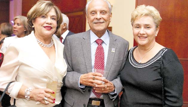 Mirta de Pesantez, Víctor Paredes y Ramona de Calvosa.