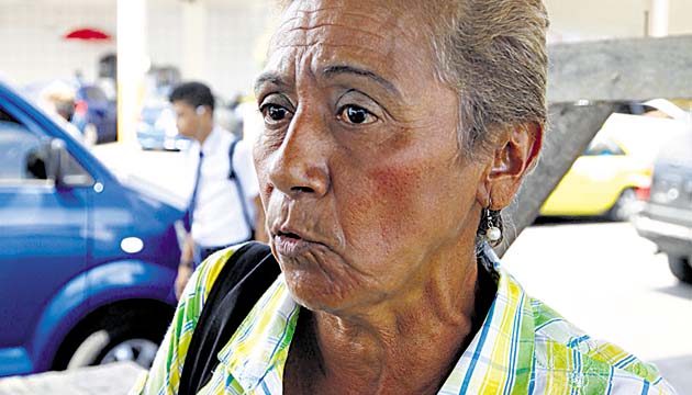 A veces resuelven mucho porque el metrobús escasea, pero abusan demasiado con el precio. Llevan vidrios ahumados y desde afuera no se ve lo que está pasando allí dentro.(Yolanda González / Ama de casa)