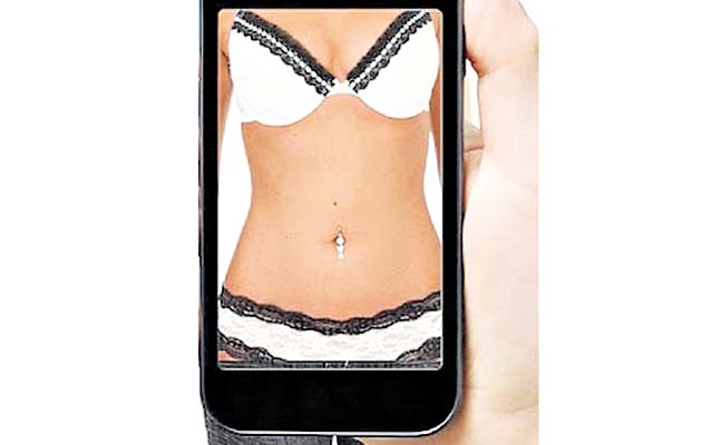 Con esta app se supone que verás a las demás personas que te rodean sin nada de ropa, totalmente desnudos usando la cámara del móvil y sus filtros especiales. Solo basta con encender la aplicación para activar la cámara y enfocar.