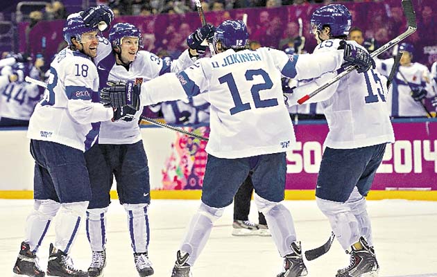 La selección finlandesa derrotó ayer 5 por 0 a Estados Unidos en el torneo de hockey, en el partido por el tercer puesto. Finlandia había sido eliminada en semifinales por Suecia (2-1), que hoy disputará la final contra la vigente campeona, Canadá.