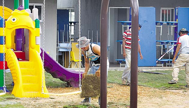 Adaptación de grama en el área de prekinder en Playa Leona.