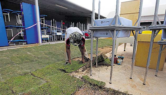 Trabajos de última hora en la escuela Guillermo Endara Galimany.