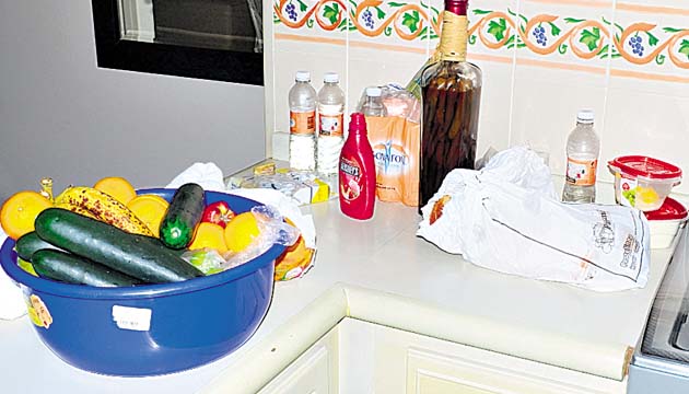 Vegetales, frutas y algunas bebidas compradas para Guzmán(AP)