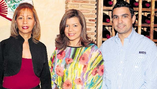 Ruth Chang, Karina Bravo y Adán Saldaña.