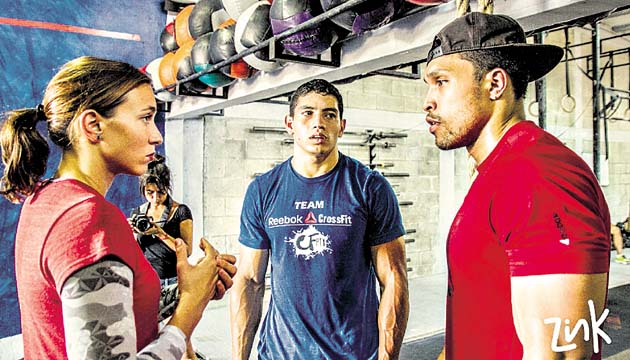 Los integrantes del equipo coordinan sus estrategias en los entrenamientos.
