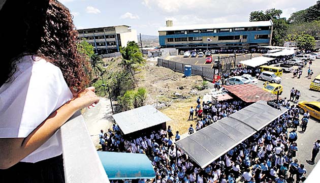 En el colegio Francisco Beckman se construye un pabellón.(Alejandro Méndez)