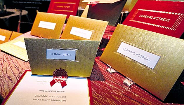 Sobres dorados con nombres de los ganadores.