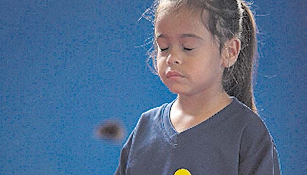 Una niña hace una pausa.(Alberto Ortega)