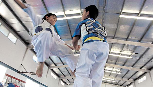 Un estudiante practica una patada.(Alberto Ortega)