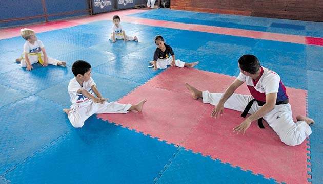 El entrenador le explica la importancia de cada movimiento en el taekwondo.(Alberto Ortega)