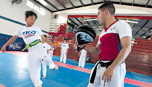 Practicar y enseñar este deporte me ha dado muchas glorias, que las veo reflejadas en cada una de las medallas que portan mis estudiantes, y ver la sonrisa de ellos significa más que un triunfo como profesor: Eduardo Frometa