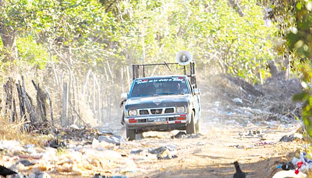 La ruta de acceso al vertedero se ha convertido en otro basurero.(Carlos Lemos)