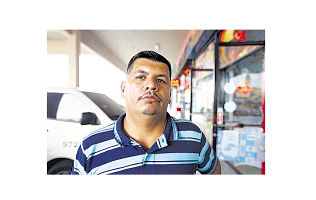 La basura pasa periódicamente, los camioneros no avisan cuando llegan. Entonces la gente la tira donde sea y le prende fuego, si no los perros la riegan por todos lados.