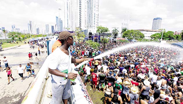 Advertencia. Los carros cisterna que participen en las diversas rutas del Carnaval de Panamá deben estar certificados por el Minsa con un sello o “sticker” que los habilita para los culecos. De no cumplir esta medida, los propietarios de estos vehículos serán multados hasta con 5,000.