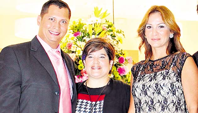 2. Carlos Sellhorn, Mónica de la Rosa y Ana Gabriela Delgado.
