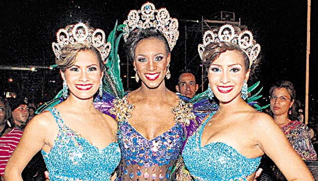 María de Lourdes junto a Jennifer y Ana Lorena.