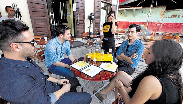 Exploración. Víctor, Carolina, Jorge y Enmanuel, todos mejicanos, comparte que la diferencia del resto de las cervezas es es “que realmente no sabes a que sabe”. Por su escencia prefieron la variedad del sabor artesanal.