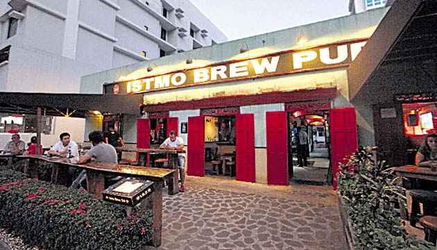 Turismo. Parte de la ruta turística que incluye conocer la cultura panameña están los sitios de venta de cerveza artesanal. Por su ubicación en área hotelera el Istmo Brew Pub acapara la atención de los visitantes.