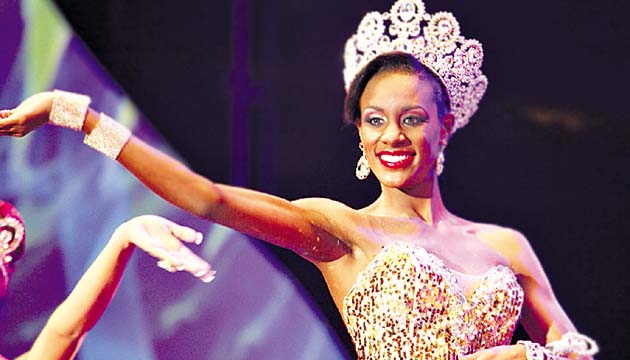 La soberana lució un hermoso vestido “strapless” en dorado.