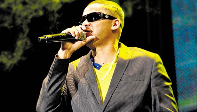 El Rookie, con libras de más, recordó los temas que lo hicieron famoso.