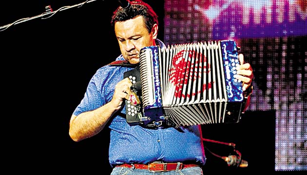 Osvaldo Ayala le dio el toque autóctono al espectáculo.