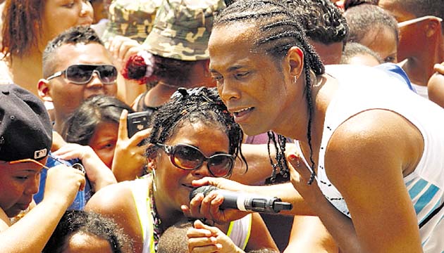 Los cantantes de reggae pusieron a cantar y bailar a los presentes.(Alejandro Méndez)