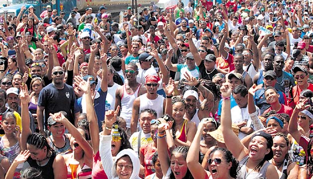 Los cinco carros cisterna se encargaron de refrescar a los ‘culequeros’.(Erick Barrios)