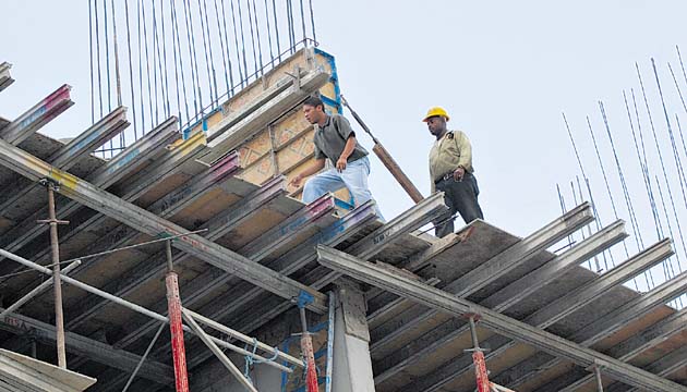 Los trabajadores jóvenes son los que más incumplen las normas de seguridad.(Archivo)