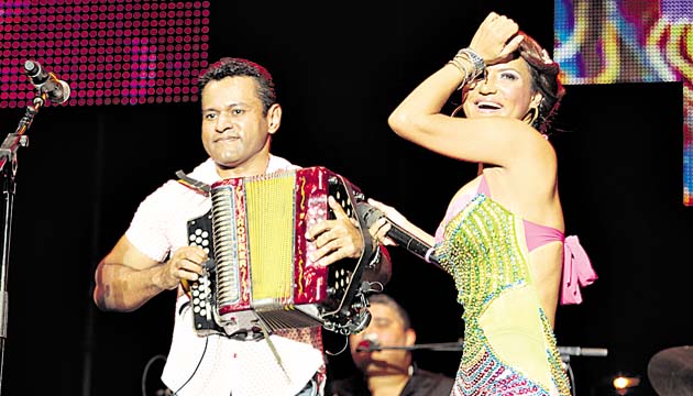Samy y Sandra, al son del baile de la coneja.
