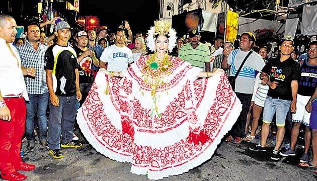 Elena Del Pilar rodeada de sus seguidores.