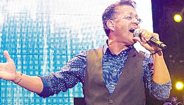 Wichy Camacho salseó.