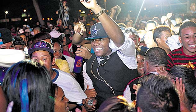 DJ Black ¿rey del Carnaval?. Conocido como el rey, este reguesero también se hizo notar este año en la tarima principal de la ciudad. Cantó en medias e hizo un gran espectáculo.(Shino HS)