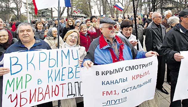 Manifestantes prorrusos protestaron frente al edificio del Parlamento de Crimea.