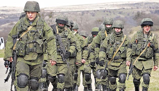 Soldados rodean la base militar situada en la localidad de Perevalnoye, Simferópol, Crimea.