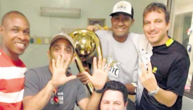 Este fue el último título que Luis “Matagatos” Rentería gozó en vida. Los integrantes del Tauro FC le llevaron la copa de campeón del Apertura 2013 hasta el hospital.