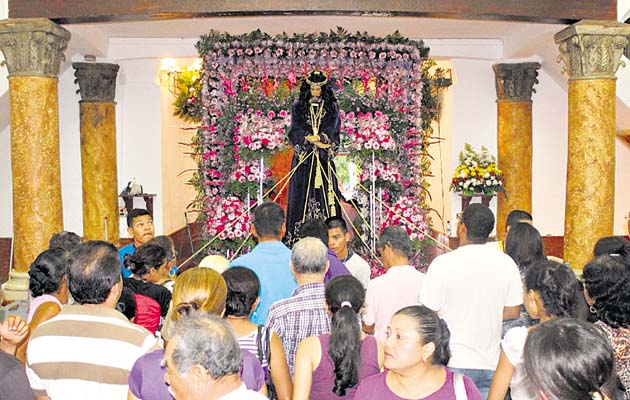 Desde ayer, la basílica en honor al Nazareno está repleta de peregrinos que han llegado para pagar mandas y agradecer favores al santo. (José Manuel Adames)