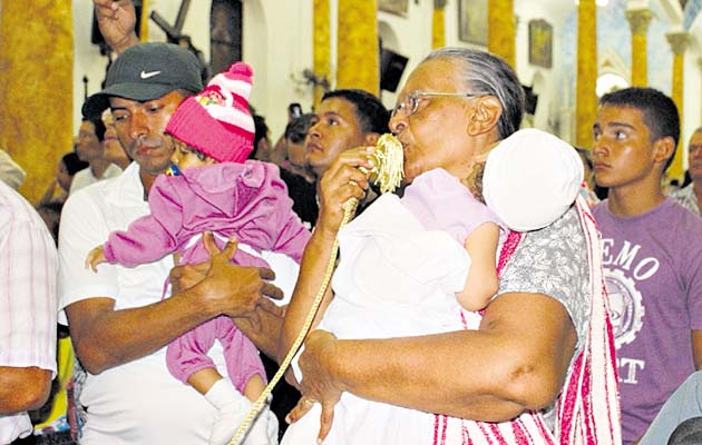 La devoción por el Cristo Milagroso la expresan de diversas formas.(José Manuel Adames )
