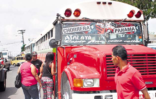 Desde La Chorrera, partieron ayer buses con fieles hacia Atalaya.(Pablo Castillo M.)