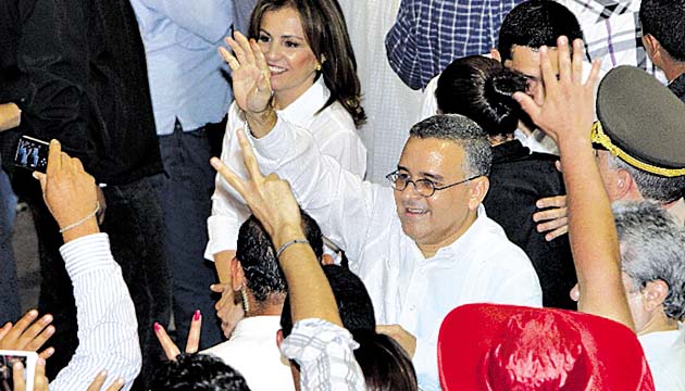 Presidente Mauricio Funes llega a su centro de votación.(EFE)