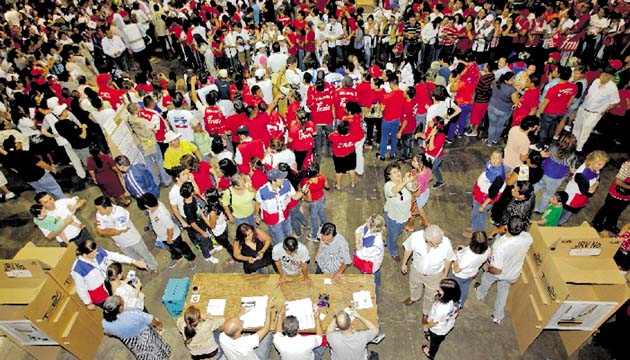 La población salió a emitir el voto para elegir al nuevo gobernante.(EFE)