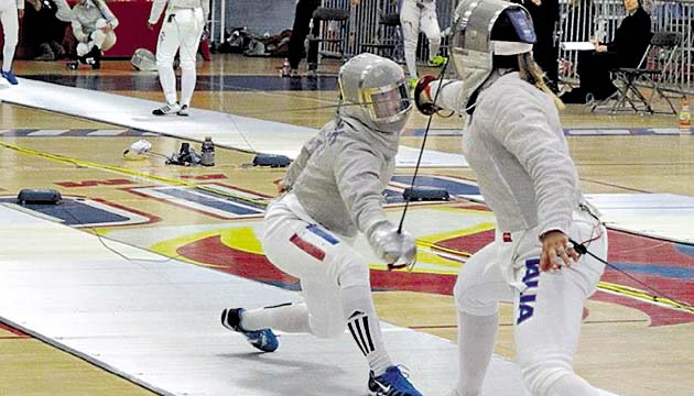 Eileen Grench (izquierda) llega a Chile con el título de Campeona Centroamericana en sable femenino e intentará superar la medalla de bronce que ganó en los pasados Juegos Bolivarianos de 2013.(Cortesía)