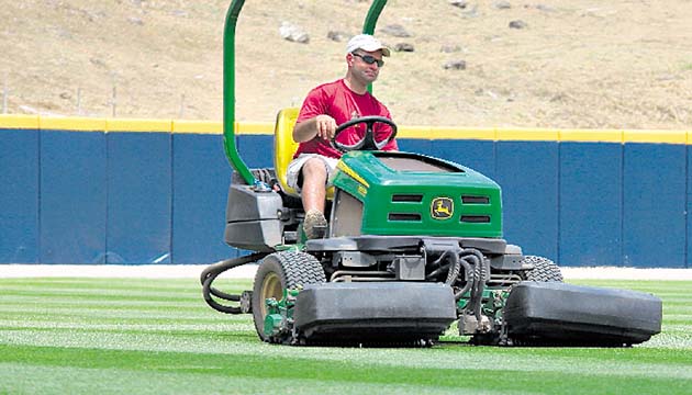 Cuidado. El mantenimiento de la grama del Rod Carew es de gran importancia, por lo que cada día se vigila que esté en perfectas condiciones.(Foto: Alberto Ortega)